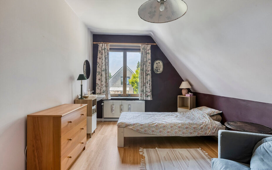LEEMANS IMMOBILIËN stelt U met plezier deze volledig instapklare villa voor nabij het centrum van Wemmel. De woning geniet van een uitstekende ligging voor wie een vlotte verbinding van en naar Brussel verkiest.

Bij het betreden van de woning komt u in 