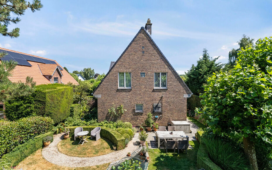 LEEMANS IMMOBILIËN stelt U met plezier deze volledig instapklare villa voor nabij het centrum van Wemmel. De woning geniet van een uitstekende ligging voor wie een vlotte verbinding van en naar Brussel verkiest.

Bij het betreden van de woning komt u in 