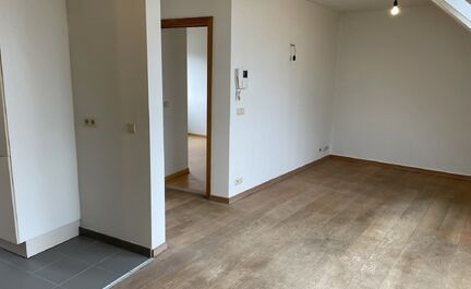Leemans Immobiliën vous propose ce bel appartement sur le toit au centre d'Asse. Grâce à son emplacement privilégié, toutes les commodités telles que les commerces, les écoles, l'hôpital, les transports publics et les infrastructures sportives son