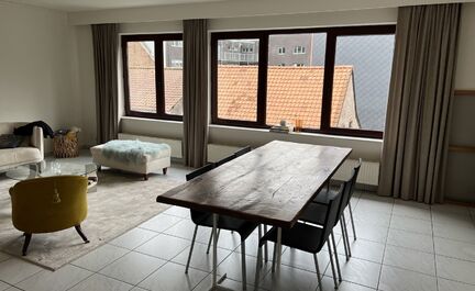 LEEMANS Immobilien vous propose à la location cet appartement entièrement prêt à emménager, situé dans le centre d'Asse. Grâce à son excellent emplacement, toutes les facilités nécessaires telles que les écoles, les transports publics, les maga