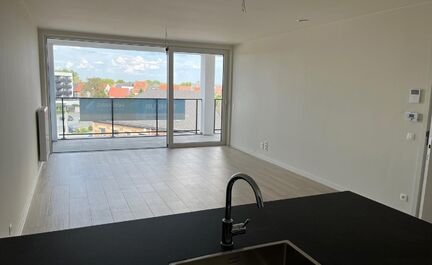 LEEMANS IMMOBILIËN vous propose à la location cet appartement moderne de construction récente à une SITUATION TOP dans le centre d'Asse. 

Vous cherchez un appartement confortable à quelques pas de l'église (50m) et du marché d'Asse (250m) ? Alors 