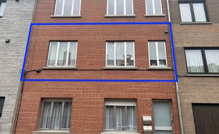 LEEMANS IMMOBILIËN propose à la location cet appartement d'une chambre entièrement rénové dans un endroit calme du centre de Zellik.

Il s'agit d'un appartement au premier étage d'un petit immeuble de trois unités.

Vous entrez dans l'appartement p