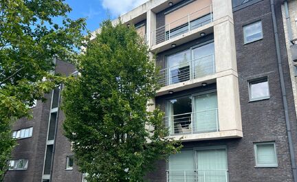 LEEMANS IMMOBILIËN propose à la location un appartement de deux chambres prêt à emménager, situé dans un emplacement supérieur au centre d'Asse.

Vous cherchez un appartement très agréable à quelques pas du marché d'Asse et de ses rues commerç