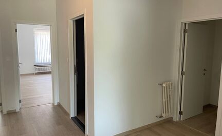 Leemans Immobiliën vous propose cet appartement prêt à emménager à louer à Asse. Grâce à sa situation centrale, commerces, écoles, transports en commun, installations sportives et grands axes routiers sont facilement accessibles. L'appartement se