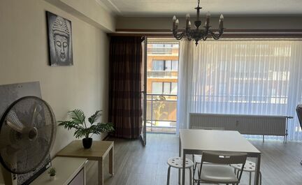 LEEMANS IMMOBILIEN vous propose cet appartement rénové à louer dans un endroit calme au centre de Zellik, à distance de marche de toutes les commodités. 

Il s'agit d'un appartement de deux chambres à coucher au deuxième étage (ascenseur disponibl