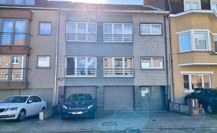 LEEMANS IMMOBILIEN vous propose cete appartement avec 2 chambres, garage, cave et jardin au centre de Dilbeek.
L'appartement fait partie d'un petit immeuble avec seulement 2 appartements et se trouve à distance de marche du parc, de la place de la ville,