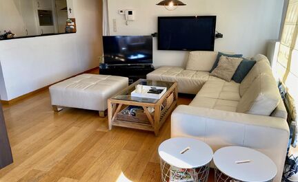 LEEMANS IMMOBILIEN vous propose cet appartement «loft» soigné (éventuellement meublé). L'appartement est fini avec des matériaux de qualité et comprend à propos: porte blindée / parquet / système Bose avec télévision LED / cuisine entièrement