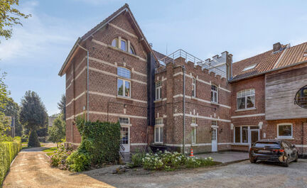 Leemans Immobiliën vous propose à la location ce spacieux et charmant appartement duplex, idéalement situé au cœur de Dilbeek.Grâce à son emplacement privilégié, commerces, écoles, transports en commun, installations sportives et grands axes rou