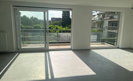 Cet appartement de construction nouvelle situé dans le centre d'Opwijk offre tout le confort de la vie dans un endroit unique.

En entrant, vous passez par le hall d'entrée spacieux, puis par une porte en verre de qualité pour accéder au salon. L'espa