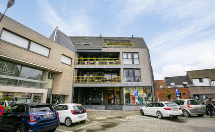 LEEMANS immobilien vous offre cet appartement sur TOP LOCATION dans le centre d'Asse ! Magnifique appartement situé sur la Kerkplein et la Nieuwstraat d'Asse, à 100m de la Place du Marché et du centre commercial d'Asse. L'appartement dispose d'un hall 