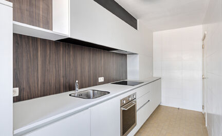 LLEEMANS IMMOBILIËN vous propose cet appartement prêt à emménager, situé au troisième étage, dans le centre résidentiel de Zellik (commune d'Asse).

L'appartement est entièrement libre, ce qui est idéal pour une habitation privée ou comme oppor