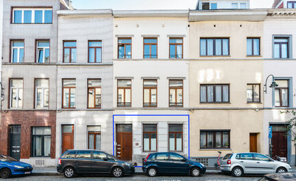 LEEMANS immobiliën vous propose cet appartement au rez-de-chaussée d'une petite résidence au cœur de Bruxelles.
Très central et proche de toutes les commodités. 15min à pied de la Grand Place de Bruxelles.

Appartement à rafraîchir de +/- 43 m².