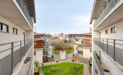 Leemans Real Estate vous propose cet appartement écoénergétique offrant une vue imprenable sur Bruxelles.Grâce à sa situation centrale, commerces, crèches, écoles, installations sportives et transports en commun sont accessibles à pied. L'appartem