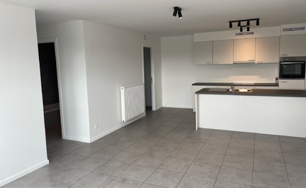 Leemans Real Estate vous propose ce charmant appartement T3 (2 chambres) au troisième étage, idéalement situé au cœur de Denderleeuw. Son emplacement central vous permet d'accéder facilement à pied aux commerces, à la gare, aux transports en commu