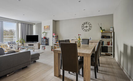 Leemans Immobiliën vous propose cet appartement entièrement rénové et prêt à emménager, situé au quatrième étage au cœur de Ganshoren ! Grâce à sa situation centrale, toutes les commodités nécessaires sont accessibles à pied : commerces, 