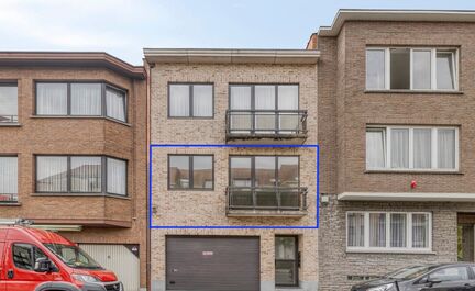 LEEMANS IMMOBILIËN vous propose cet appartement très bien entretenu et prêt à être emménagé au premier étage d'un petit immeuble résidentiel composé de 3 appartements au total. L'appartement date de l'année 2000.  

La surface totale de l'appar