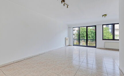 LEEMANS IMMOBILIËN vous propose cet appartement très bien entretenu et prêt à être emménagé au premier étage d'un petit immeuble résidentiel composé de 3 appartements au total. L'appartement date de l'année 2000.  

La surface totale de l'appar