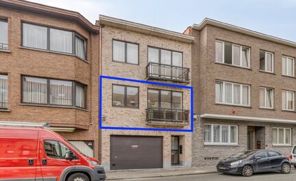 LEEMANS IMMOBILIËN vous propose cet appartement très bien entretenu et prêt à être emménagé au premier étage d'un petit immeuble résidentiel composé de 3 appartements au total. L'appartement date de l'année 2000.  

La surface totale de l'appar