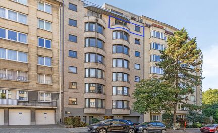 LEEMANS IMMOBILIËN a le plaisir de vous présenter cet appartement idéalement situé dans la commune de Forest, au septième étage d'un immeuble résidentiel.

Avec une surface habitable de 103 m², l'appartement est composé comme suit :
Un hall d'ent