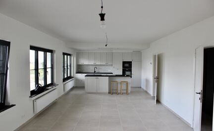 LEEMANS Immobiliën vous propose ce confortable appartement neuf dans le centre de Brussegem. L'appartement est au-dessus du boucher local.
En plus d'un grand jardin avec terrasse, cet appartement offre également 3 chambres, une salle de bain avec baigno