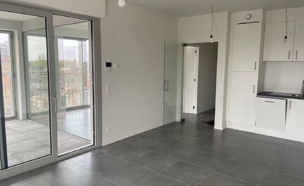 Leemans Immobiliën presenteert u  dit energiezuinig nieuwbouwappartement, gelegen op een toplocatie in het bruisende centrum van Aalst. Dankzij de uiterst centrale ligging bevinden winkels, het ziekenhuis, sportfaciliteiten, scholen en openbaar vervoer z