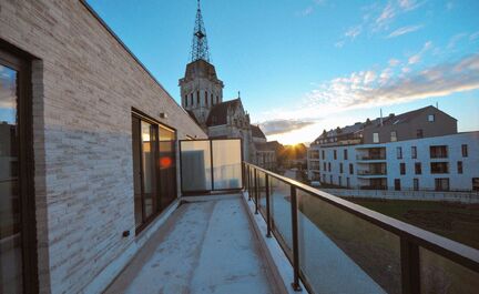 LEEMANS IMMOBILIËN biedt volgend nieuwbouwappartement te huur aan, gelegen op een toplocatie in het centrum van Asse / zijde Kerk. 

Op zoek naar een zéér gezellig appartement op wandelafstand van de Sint-Martinuskerk, de markt van Asse en de winkelstr