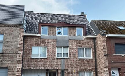 LEEMANS IMMOBILIËN biedt u dit drieslaapkamerappartement te huur aan in een klein residentieel appartementsgebouw van drie wooneenheden te Asse. 

Dit betreft een appartement met een netto bewoonbare oppervlakte van maar liefst +- 130m² in totaliteit.  