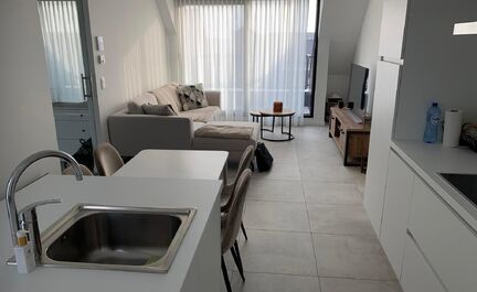 Dit prachtige nieuwbouwappartement is gelegen in het centrum van Asse, op een uiterst rustige locatie en toch vlak bij alle voorzieningen. Winkels, openbaar vervoer, scholen, sportinfrastructuur en belangrijke invalswegen bevinden zich op wandelafstand.
H