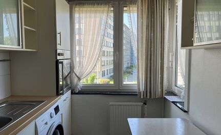 LEEMANS IMMOBILIËN biedt u dit tweeslaapkamer appartement te huur aan op een zéér gunstige locatie op de grens van de gemeente Groot-Bijgaarden met Zellik, op wandelafstand van alle voorzieningen. 

Dit betreft een tweeslaapkamer appartement op de twee