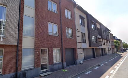Leemans Immobiliën biedt u dit aangename 2-slaapkamerappartement aan, gelegen in het centrum van Merchtem. Dankzij de uitstekende centrale ligging bevinden winkels, scholen, openbaar vervoer en sportinfrastructuur zich allemaal op wandelafstand. Een idea