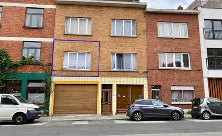 LEEMANS immobiliën biedt u dit appartement op het eerste verdiep (links) van een kleine residentie te Anderlecht, op de grens met Dilbeek.
Gelegen in de directe omgeving van alle nodige faciliteiten.
Het eerste verdiep is onderverdeeld in 2 appartementen