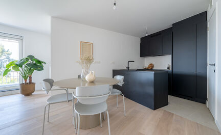 25% REEDS VERKOCHT! 

Leemans Immobiliën biedt u dit nieuwbouwappartement aan, gelegen op een uitstekende locatie in de gemeente Asse.

Door zijn centrale ligging is het woonproject vlot bereikbaar, zowel met de wagen als met het openbaar vervoer. Op enk