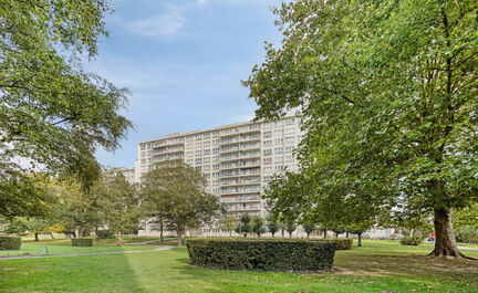 Leemans immobiliën biedt u dit instapklaar appartement aan in het centrum van Zellik. Door de centrale ligging van het appartement zijn winkels, scholen, sportinfrastructuur, openbaar vervoer en invalswegen zeer nabij. Het appartement is gelegen op de 2d