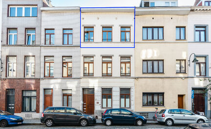 LEEMANS immobiliën biedt u dit te renoveren appartement op de 2de verdieping + 3de verdieping (als zolder). Gelegen in een kleine residentie in het hartje van Brussel. Momenteel is de derde verdieping ingericht en verhuurd als appartement.
Zeer centraal 