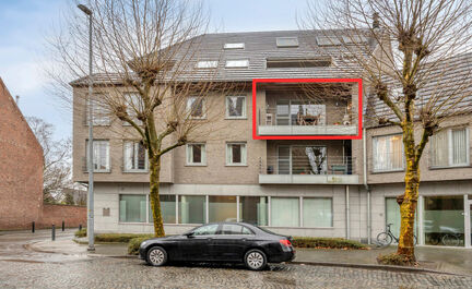 Leemans Immo stelt u graag dit ruime en lichtrijke appartement voor, gelegen in het bruisende centrum van Dendermonde. Perfect voor wie graag alles binnen handbereik wil: winkels, scholen, openbaar vervoer en sportfaciliteiten bevinden zich op wandelafsta