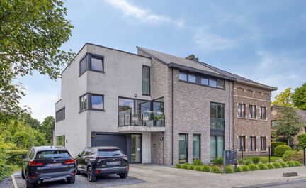 Leemans Immobiliën presenteert u dit zeer recent en instapklare 1-slaapkamerappartement, ideaal gelegen in een rustige en toch bijzonder gunstige buurt in Dilbeek.
Dankzij de centrale ligging bevinden alle belangrijke voorzieningen zich op wandel- en fie