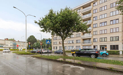 Leemans Immobiliën presenteert u dit appartement op de vijfde verdieping, ideaal gelegen in het hart van Groot-Bijgaarden. Dankzij de centrale ligging bevinden alle voorzieningen zich op wandelafstand: winkels, scholen, sportfaciliteiten, openbaar vervoe