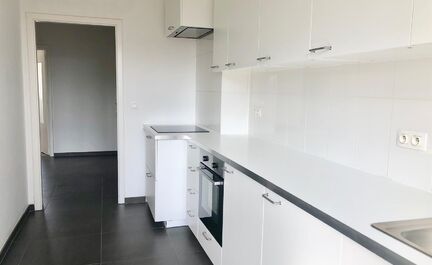 Volledig gerenoveerd appartement te koop nabij centrum Strombeek-Bever. Dit appartement is gelegen op de tweede en bovenste verdieping. Het appartement bestaat uit een inkomhal met WC, een ruime leefruimte, een geïnstalleerde keuken met toegang tot het t