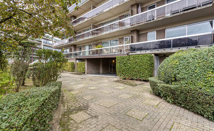 Leemans Immobiliën biedt u dit appartement in centrum Sint-Agatha-Berchem. Het appartement bevindt zich op het 7e verdiep en biedt een prachtig zicht op Brussel. Het gebouw is voorzien van een lift. Door zijn centrale ligging zijn invalswegen, winkels ,o