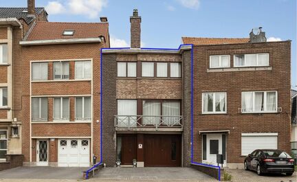 LEEMANS IMMOBILIEN vous propose cette maison spacieuse à Wemmel située sur un beau terrain de 7a 28ca. 
Cette propriété est facilement reliée à Bruxelles. Nous sommes à 5 minutes du centre de Wemmel et à 1 minute en voiture de l'entrée et de la s