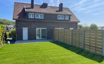 Leemans Immobiliën stelt u met plezier deze volledig gerenoveerde woning voor, gelegen op een gegeerde en centrale locatie in Asse.
Dankzij de uitstekende ligging bevinden winkels, scholen, sportfaciliteiten, openbaar vervoer en tal van fiets- en wandelr