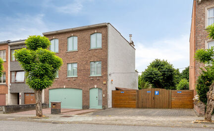 Leemans Immobiliën biedt u deze ruime bel-etagewoning te huur aan in Zellik.Deze instapklare woning geniet van een uitstekende, centrale ligging, vlakbij belangrijke invalswegen, winkels, openbaar vervoer, scholen en sportfaciliteiten.Bij het betreden va