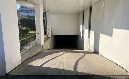 LEEMANS IMMOBILIËN stelt voor, een ondergrondse autostaanplaats te huur in Wolvertem (deelgemeente van Meise)! 

Staanplaats (nr. 2) bevindt zich in de residentie ‘Zita’ genaamd, gelegen te Moerhof 1, 1861 Wolvertem. Gelegen op wandelafstand van het 