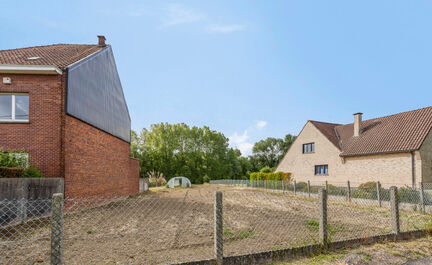 Bouwgrond op een perceel van 6 are 92ca op een landelijke en centrale locatie in Groot-Bijgaarden voor een halfopen bebouwing.
Graag meer informatie: immo@kantoorleemans.be of 02/306.90.00