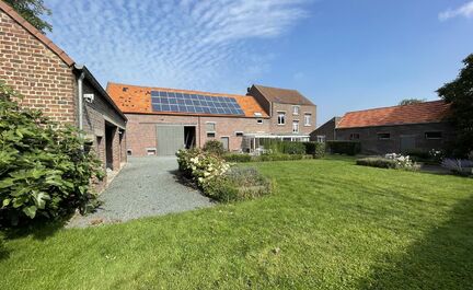 Gerenoveerde hoeve op rustige ligging in Asse nabij Groot-Bijgaarden. Deze woning bestaat uit een ruime inkomhal met WC, een leefruimte met eetkamer en open keuken (volledig geïnstalleerd), een veranda met toegang tot de douchekamer. Op het verdiep zijn 