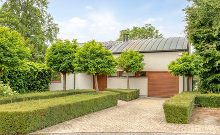 Leemans Immobiliën presenteert u  deze exclusieve villa, gelegen op een uitzonderlijke toplocatie in Asse. Deze stijlvolle residentie combineert een rustige, landelijke omgeving met een uitstekende bereikbaarheid, waardoor winkels, scholen, sportfacilite