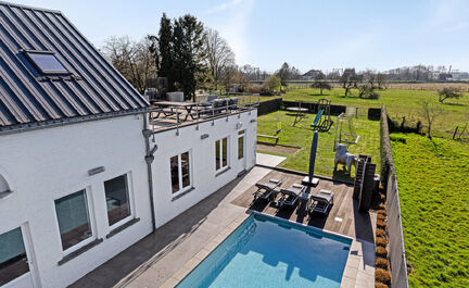 Leemans Immobiliën presenteert u  deze uitzonderlijke en veelzijdige woning met loods en showroom, gelegen op een toplocatie in Asse. De perfecte combinatie van wonen, werken en genieten – op wandelafstand van winkels, scholen, openbaar vervoer, sportf