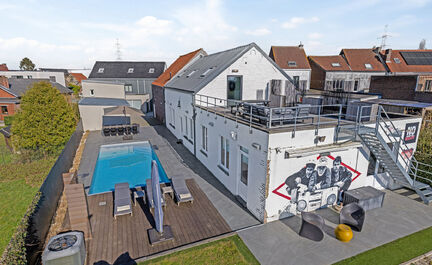 Leemans Immobiliën presenteert u  deze uitzonderlijke en veelzijdige woning met loods en showroom, gelegen op een toplocatie in Asse. De perfecte combinatie van wonen, werken en genieten – op wandelafstand van winkels, scholen, openbaar vervoer, sportf