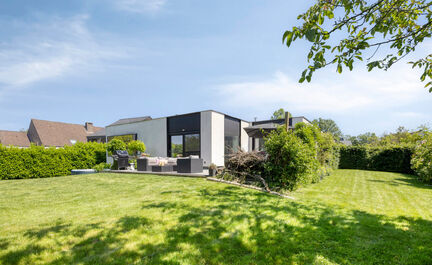 Leemans Immobiliën biedt u deze exclusieve, gerenoveerde moderne bungalow aan op een prachtig perceel van maar liefst 29 are. Deze unieke eigendom bevindt zich op een uiterst gegeerde toplocatie en geniet achteraan van rustgevende landelijke vergezichten