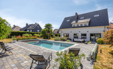 Leemans Immobiliën biedt u deze uitzonderlijke en hoogwaardig afgewerkte villa, gelegen op een absolute toplocatie in het gegeerde Dilbeek.Deze exclusieve eigendom combineert een rustige, residentiële ligging met een uitstekende bereikbaarheid. Het cent